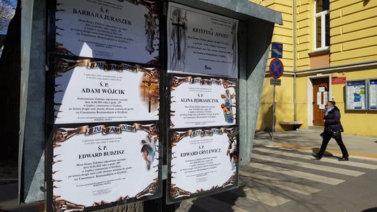 Zapełniły się tablice klepsydrami z czarnymi literami