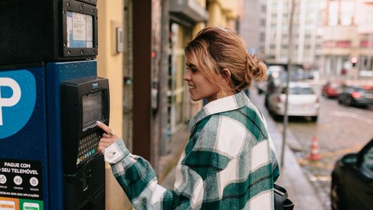 Kara za parking mimo opłaconego biletu. Zobacz, jak wyrok NSA pomoże Ci anulować niesłuszny mandat
