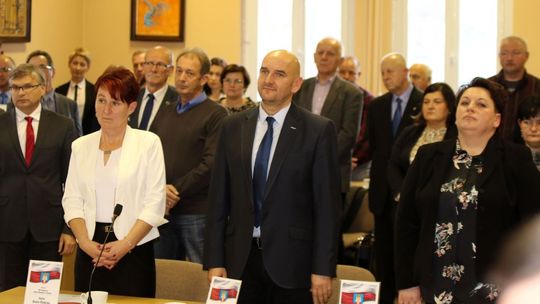 Zaplanowali już drugą sesję, na której dopiero wtedy radny złoży ślubowanie