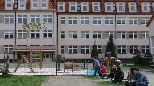 Zapraszają absolwentów na święto szkoły