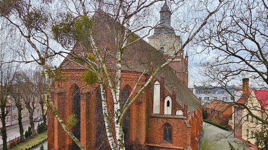 Zapraszają na spacer po mieście i zwiedzanie kościoła