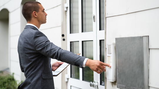Komornik może potrącić z pensji, nawet gdy masz najniższą krajową?