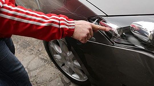 Zarysował mu BMW. Zostawił demaskujący go ślad