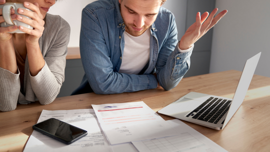Zarzynają ich rosnące raty kredytów. Bankrutują, żeby przetrwać Zarzynają ich rosnące raty kredytów. Bankrutują, żeby przetrwać