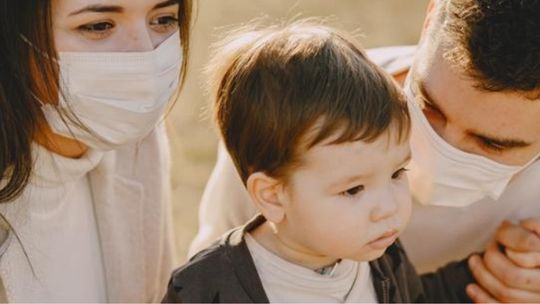 Zasiłek opiekuńczy. Do kiedy przysługuje w związku ze zniesieniem niektórych obostrzeń?