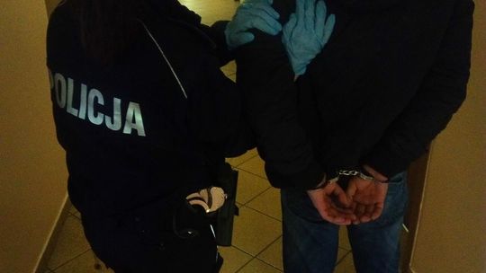 Zaskoczonego złodzieja zatrzymali ze skradzionymi rzeczami. Poszukiwany wpadł na działkach