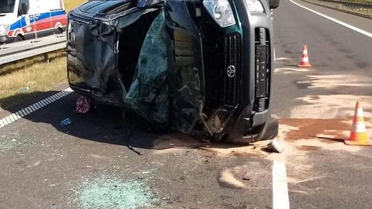 Zasnął za kierownicą. Auto dachowało