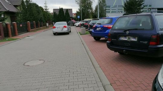 Zastawiają wjazdy do posesji albo tarasują chodnik, kiedy przyjeżdżają do szkoły - mówi czytelniczka Zastawiają wjazdy do posesji albo tarasują chodnik, kiedy przyjeżdżają do szkoły - mówi czytelniczka