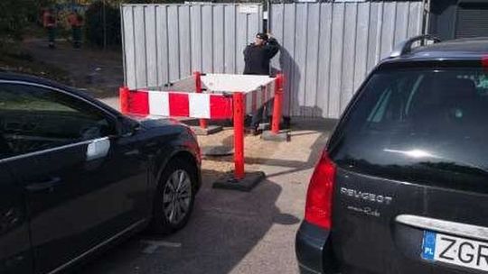 Zastawili wjazd na cmentarz