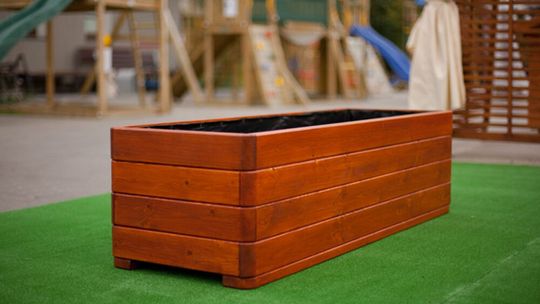 Zastosowanie donic drewnianych w przestrzeniach komercyjnych: ogródki kawiarni i restauracji. Zastosowanie donic drewnianych w przestrzeniach komercyjnych: ogródki kawiarni i restauracji.