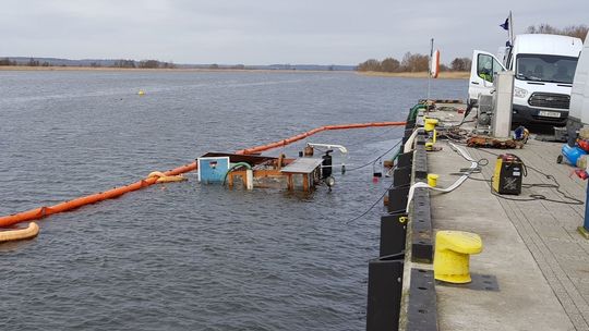 Zatopiona barka zajmuje część nabrzeża. Co z kosztami i opłatami? 