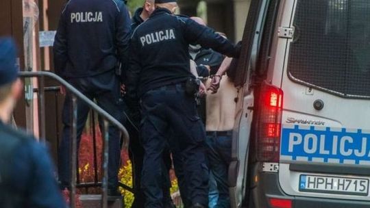 Zatrzymał się do kontroli i… zaczął uciekać chwiejnym krokiem 