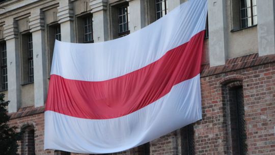 Zawisła potężna flaga. Nasi wyrażają solidarność z protestami na Białorusi