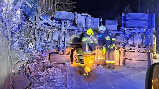 Zasnął za kółkiem i gdy otworzył oczy gwałtownie zaczął hamować