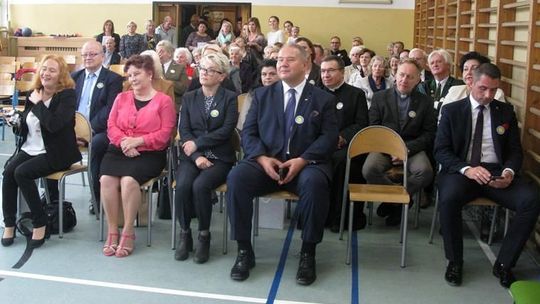 Zawsze bądź szlachetny i pomocny. Poseł i kurator w wiejskiej szkole 