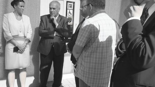 Zawyją syreny. Uroczystości pogrzebowe zmarłego wojewody Piotra Jani