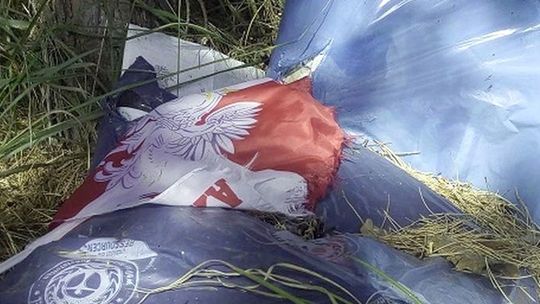 Zbezczeszczona flaga leży wśród śmieci!
