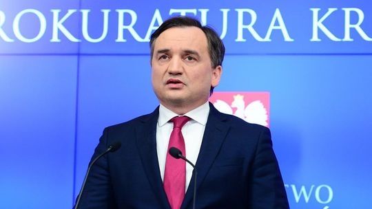 Zbigniew Ziobro po serii uników dostał zarzuty. Grozi mu 30 lat więzienia. Prokuratura obawia się, że ucieknie