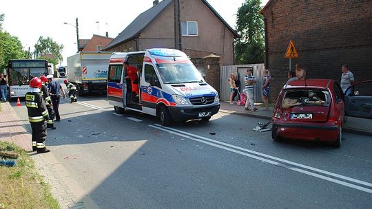 Zdarzenie ciężarówki z dwiema osobówkami