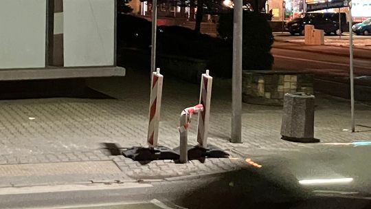 Zdemontowali, bo nie świeciły i tak zostawili