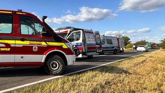 Zderzenie jednośladu z samochodem. Motocyklistka leżała na poboczu drogi