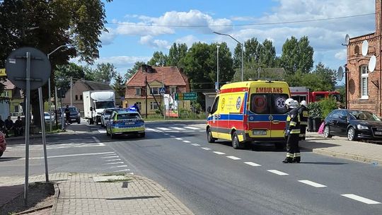 Zderzenie samochodu i motoroweru w centrum miasta