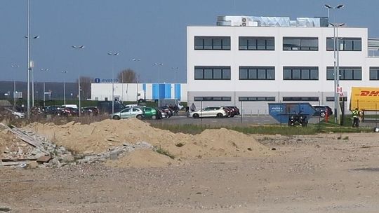 Zderzenie srebrnego opla z czerwonym audi