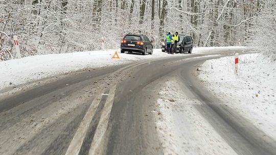 Zderzyli się na nieodśnieżonej drodze