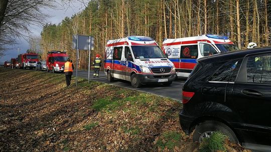 Zderzyły się 3 auta. Strażacy relacjonują wypadek