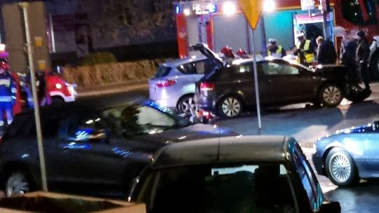 Zderzyły się auta na skrzyżowaniu [ZDJĘCIA]
