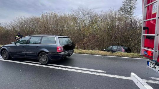 Zderzyły się auta niedaleko stacji paliw