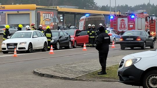 Zderzyły się auta w pobliżu stacji paliw [ZDJĘCIA]