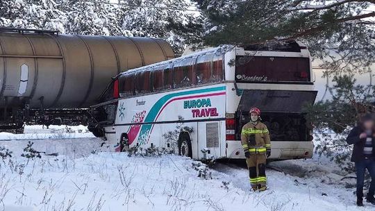Zderzyły się autobus, tir, samochód osobowy i pociąg