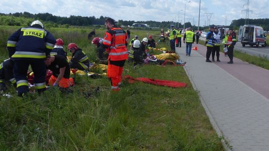 Zderzyły się cztery pojazdy, w tym autokar. Są osoby ranne, potrzebna pomoc...