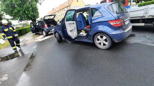 Zderzyły się dwa auta. Jedno z nich uderzyło jeszcze w drzewo