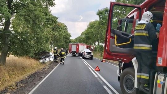 Zderzyły się dwa auta. Jedno z nich wpadło do rowu