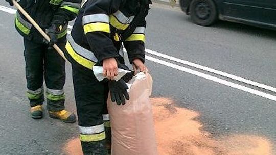 Zderzyły się dwa golfy. Kierowcę odwieziono do szpitala