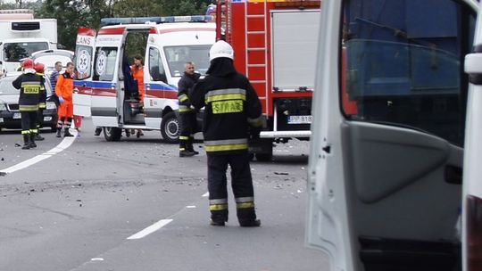 Zderzyły się dwa jadące naprzeciw siebie samochody. Poszkodowanych odwieziono do szpitala