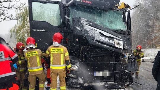 Zderzyły się dwie ciężarówki. Uciekł jeden z kierowców [FOTO]