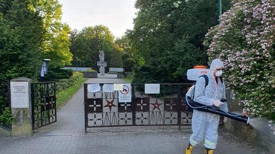 Zdezynfekują cmentarze. Mieszkańcy dopytują: A dlaczego nie śmietniki i klatki schodowe? 