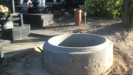 Zdjęcia z cmentarza proszę przekazać policji - radzi czytelniczka