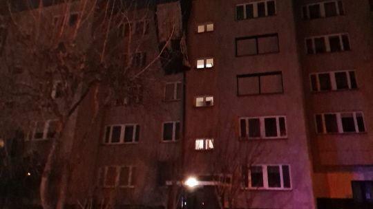 Zdmuchnięty dach z bloku runął na samochody