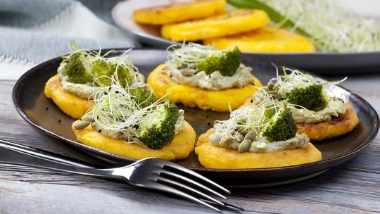 Zdrowy smak natury: Przepis na kukurydzianą polentę z brokułem, kiełkami i prażonymi pestkami słonecznika