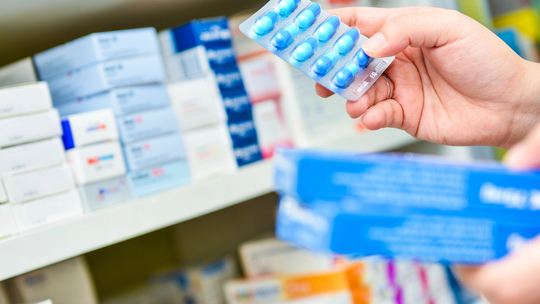 Leki już nie w sklepie czy na stacji paliw. Co proponują przygotowane przepisy?