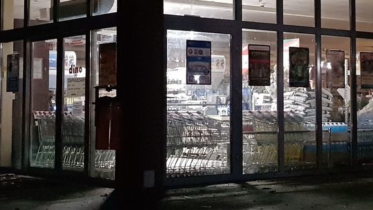 Ze sklepu wynieśli alkohol i papierosy