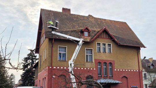 Żeby policjantom dachówki na głowy nie spadały...