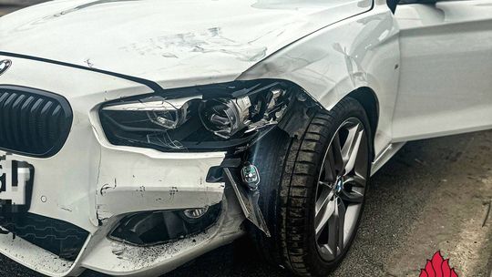 Zgnieciona blacha i wielkie szczęście. Zderzenie BMW i Skody