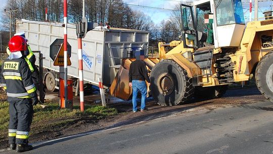 Zgubił naczepę na przejeździe