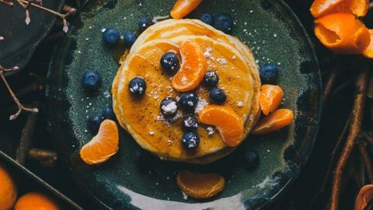 Zimowe placuszki z kaszy jaglanej z miodem i cynamonem – pomysł na zdrowe przekąski dla małych i dużych łasuchów