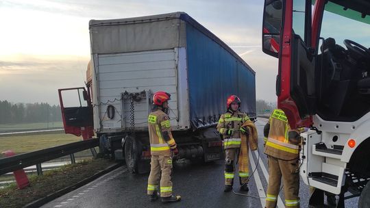 Zimowy koszmar na drogach! Ciężarówka uderzyła w barierki
